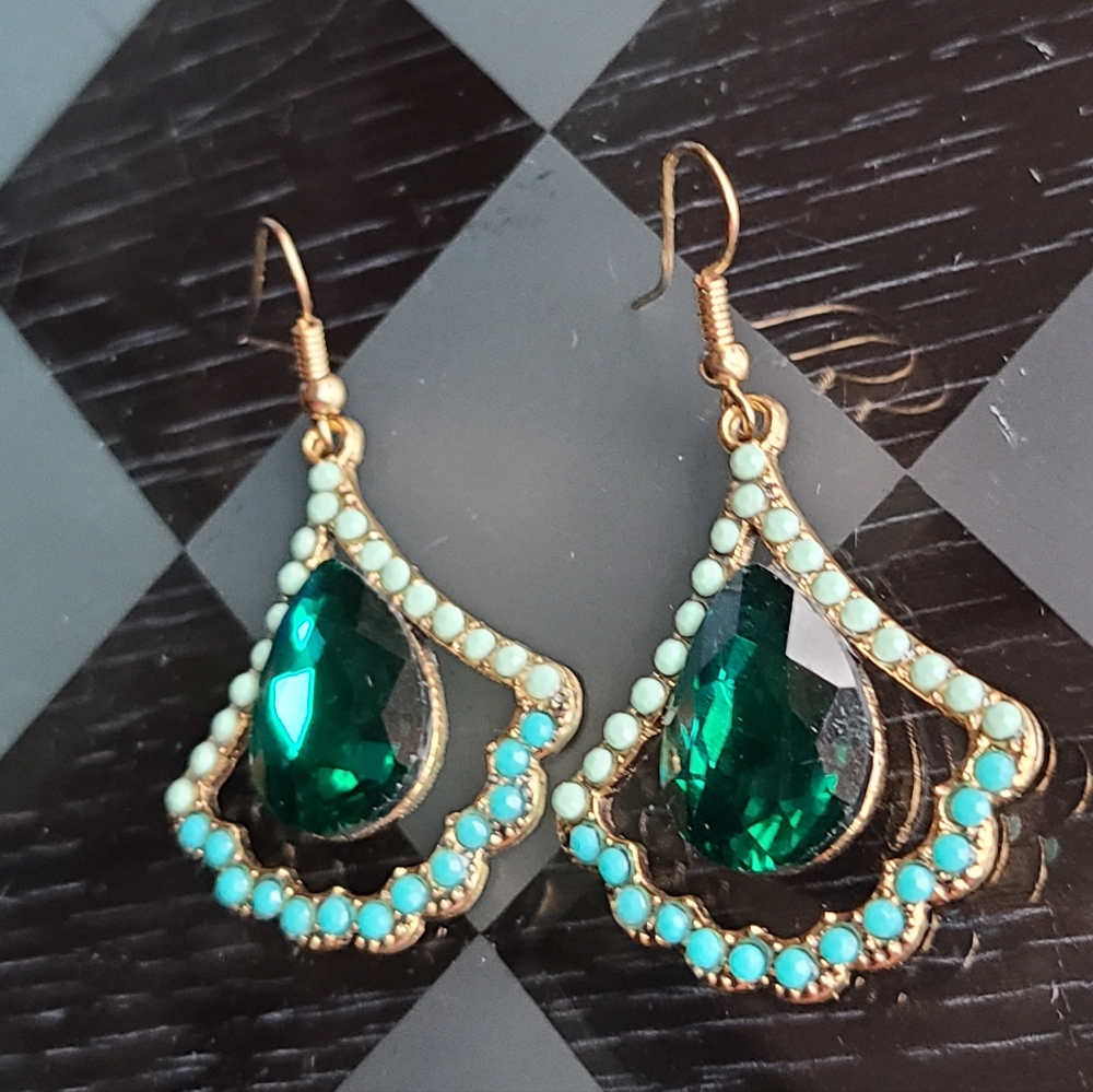 Elegant Green and Gold Teardrop Earrings - Picture 3 of 9